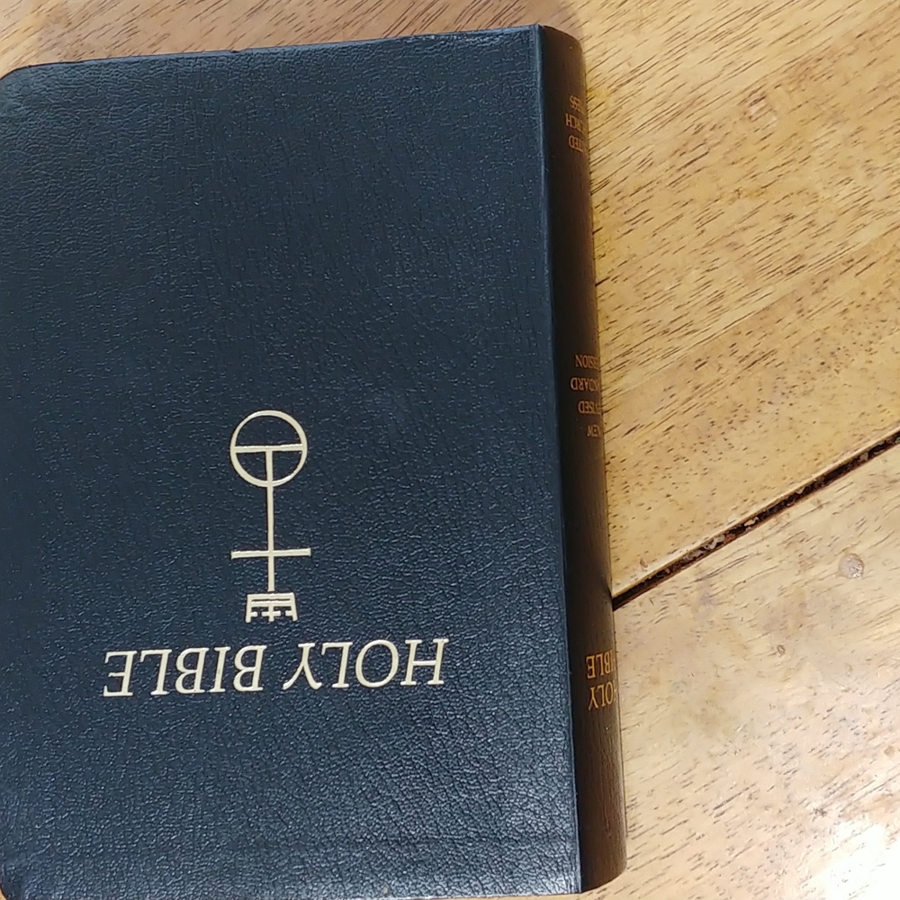 Black Leather Holy Bible - New Revised Standard Version - Picture 9 of 9